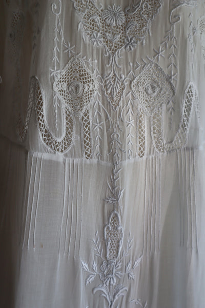 1900s Embroidered Flower Muslin Cotton Dress