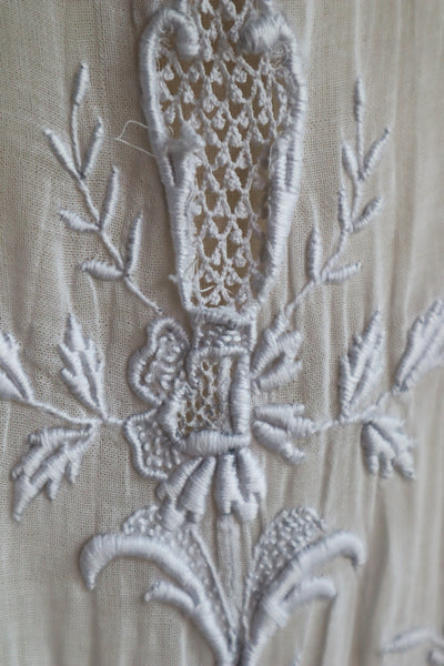 1900s Embroidered Flower Muslin Cotton Dress