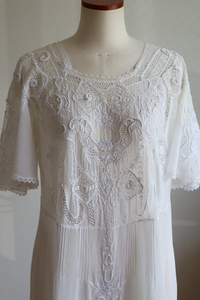 1900s Embroidered Flower Muslin Cotton Dress