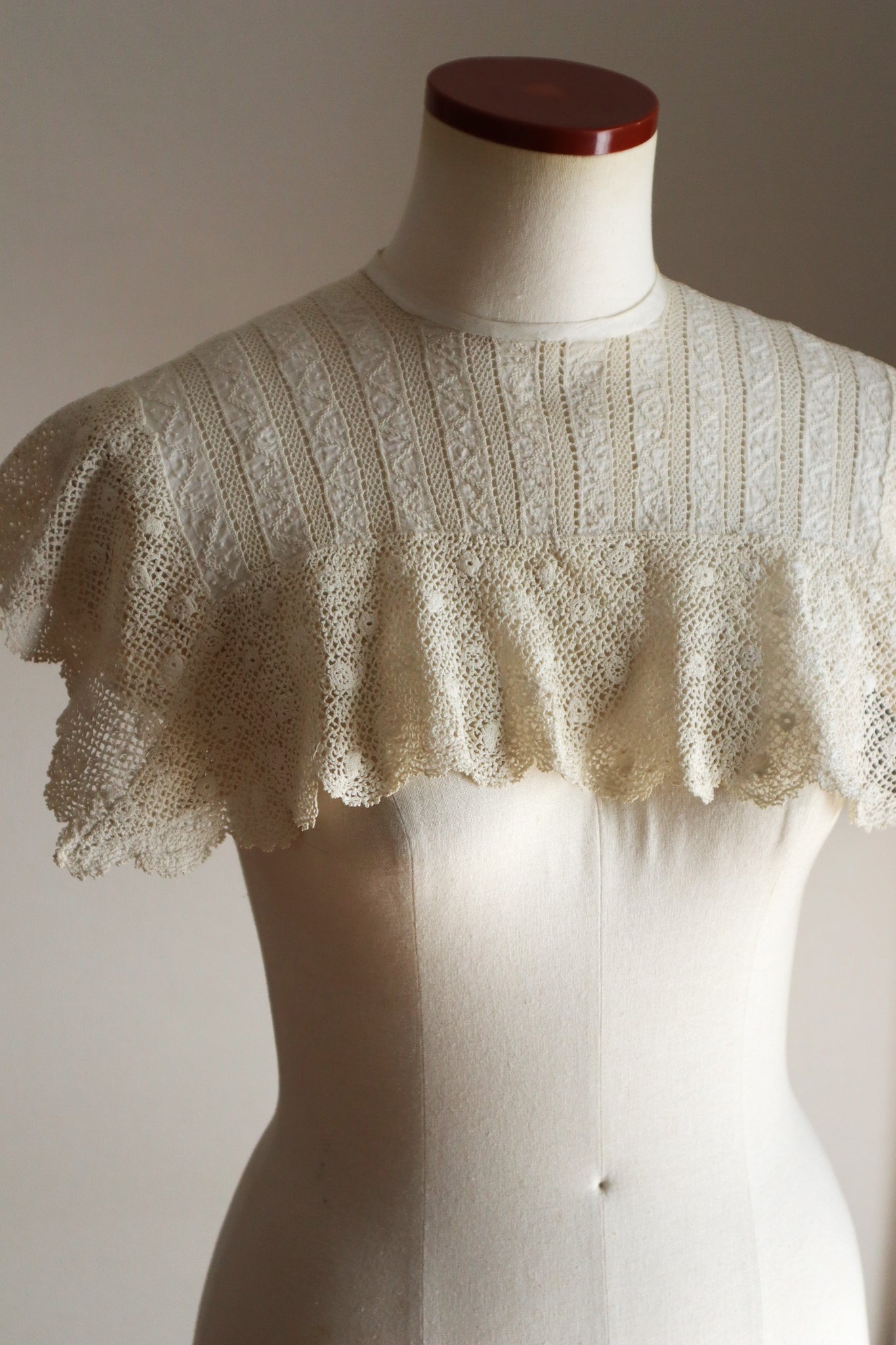 1900s French Handworked Crochet & Embroidered Lace Collar