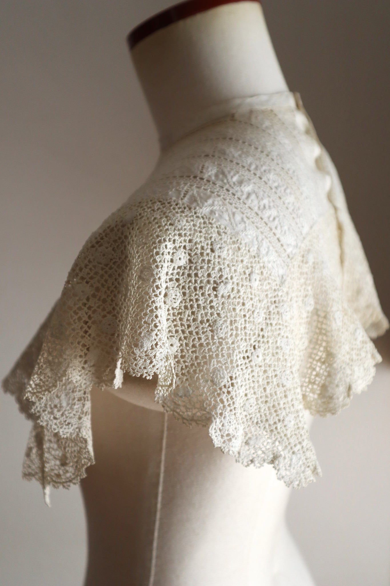 1900s French Handworked Crochet & Embroidered Lace Collar