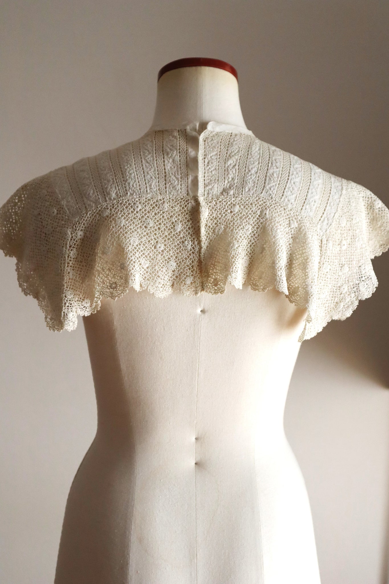 1900s French Handworked Crochet & Embroidered Lace Collar