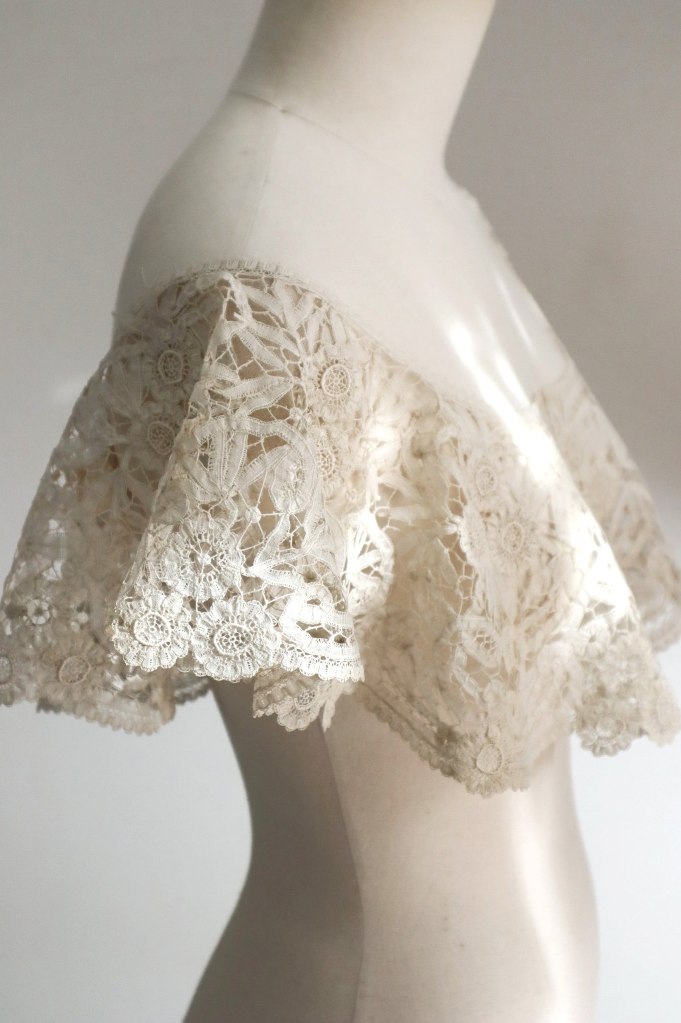 1900s French Brussels-Style Assembled Lace Capelet
