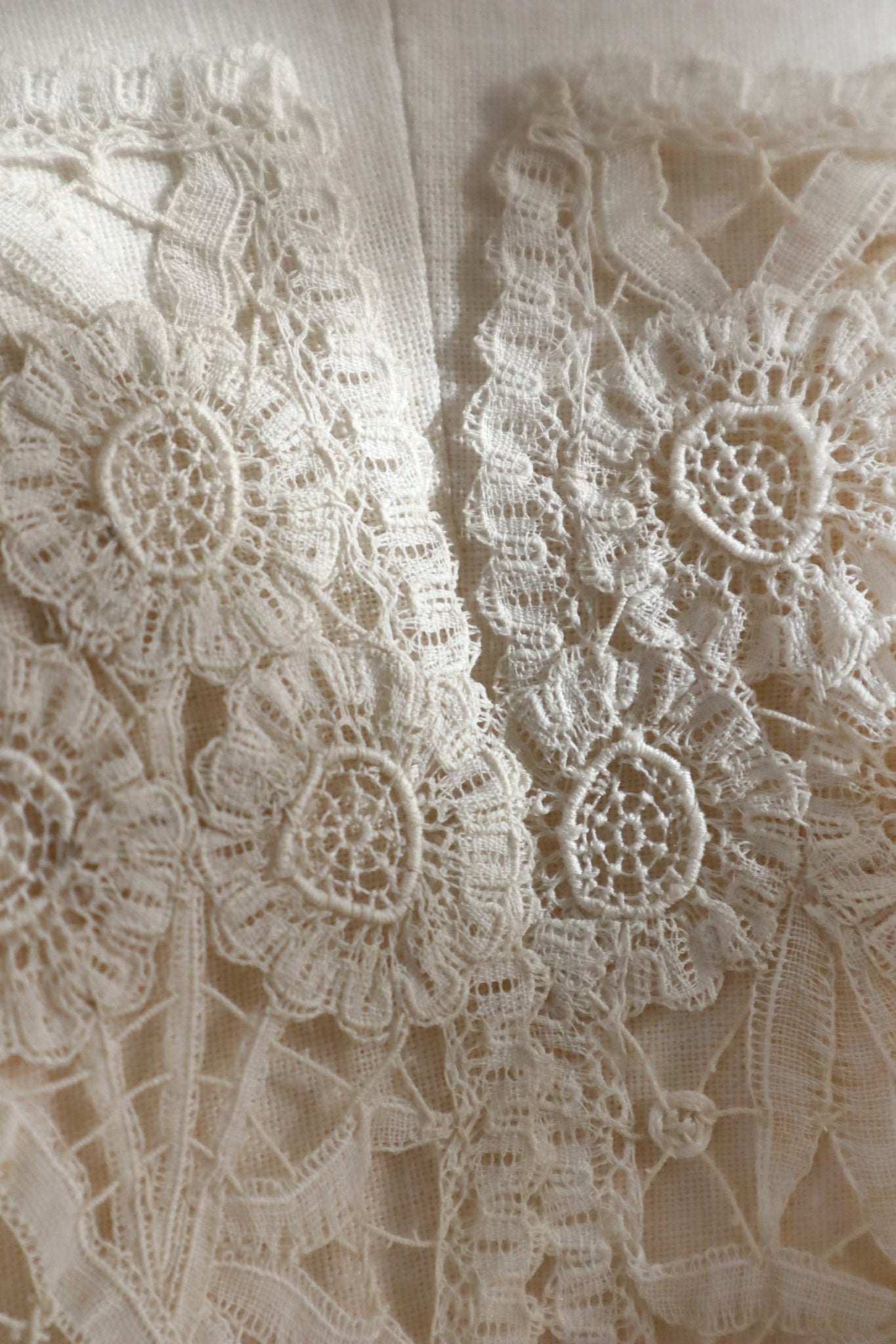 1900s French Brussels-Style Assembled Lace Capelet