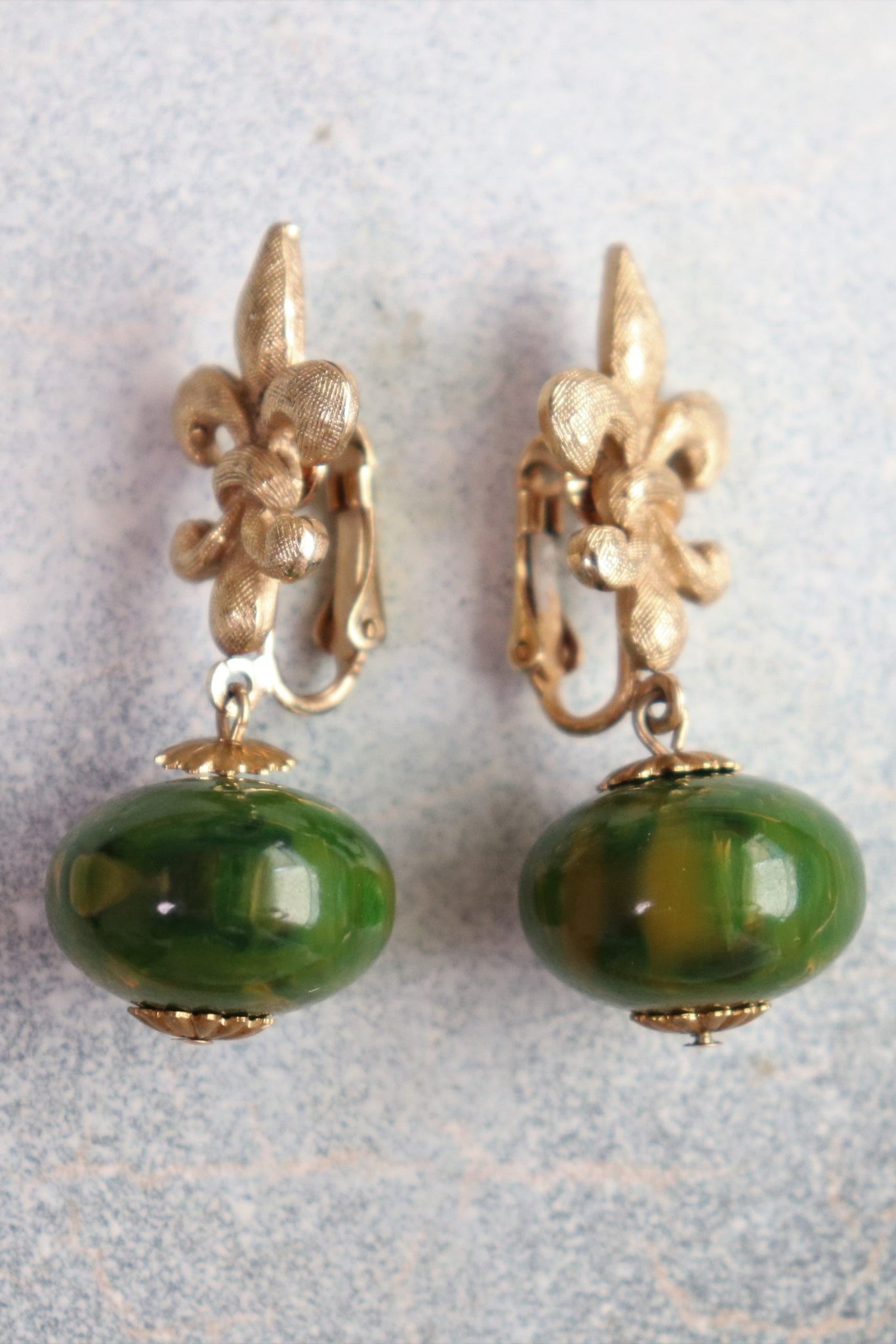 50s Marbled Green Fleur De Lis Bakelite Dangle Earrings