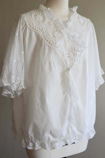 1900s Edwardian Big Flower Cutout Lace White Cotton Bed Jacket