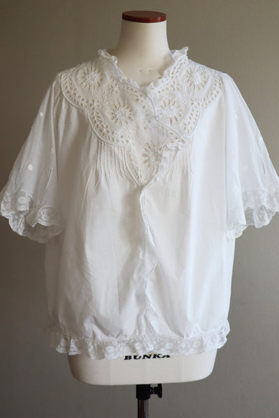 1900s Edwardian Big Flower Cutout Lace White Cotton Bed Jacket