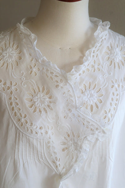 1900s Edwardian Big Flower Cutout Lace White Cotton Bed Jacket