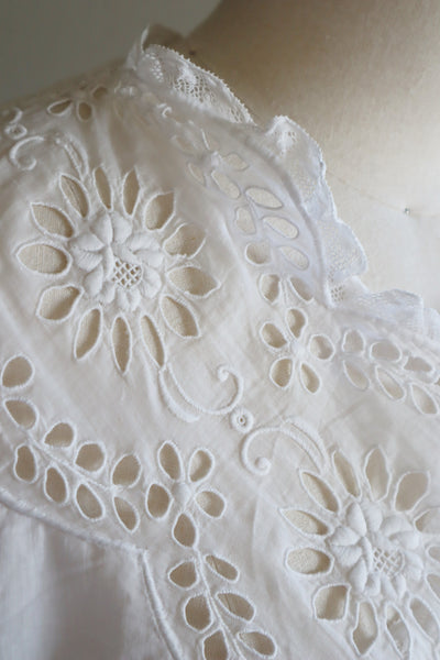 1900s Edwardian Big Flower Cutout Lace White Cotton Bed Jacket