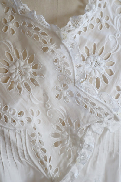 1900s Edwardian Big Flower Cutout Lace White Cotton Bed Jacket