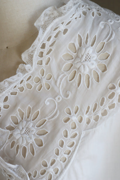 1900s Edwardian Big Flower Cutout Lace White Cotton Bed Jacket