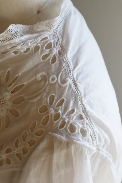 1900s Edwardian Big Flower Cutout Lace White Cotton Bed Jacket