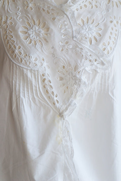 1900s Edwardian Big Flower Cutout Lace White Cotton Bed Jacket