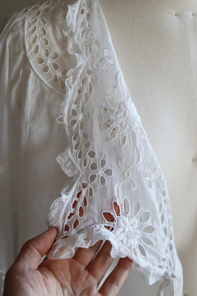 1900s Edwardian Big Flower Cutout Lace White Cotton Bed Jacket