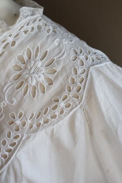 1900s Edwardian Big Flower Cutout Lace White Cotton Bed Jacket