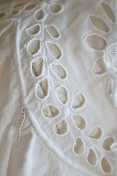 1900s Edwardian Big Flower Cutout Lace White Cotton Bed Jacket