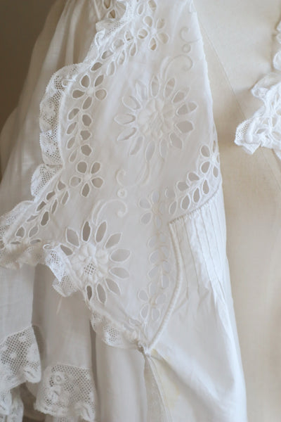 1900s Edwardian Big Flower Cutout Lace White Cotton Bed Jacket