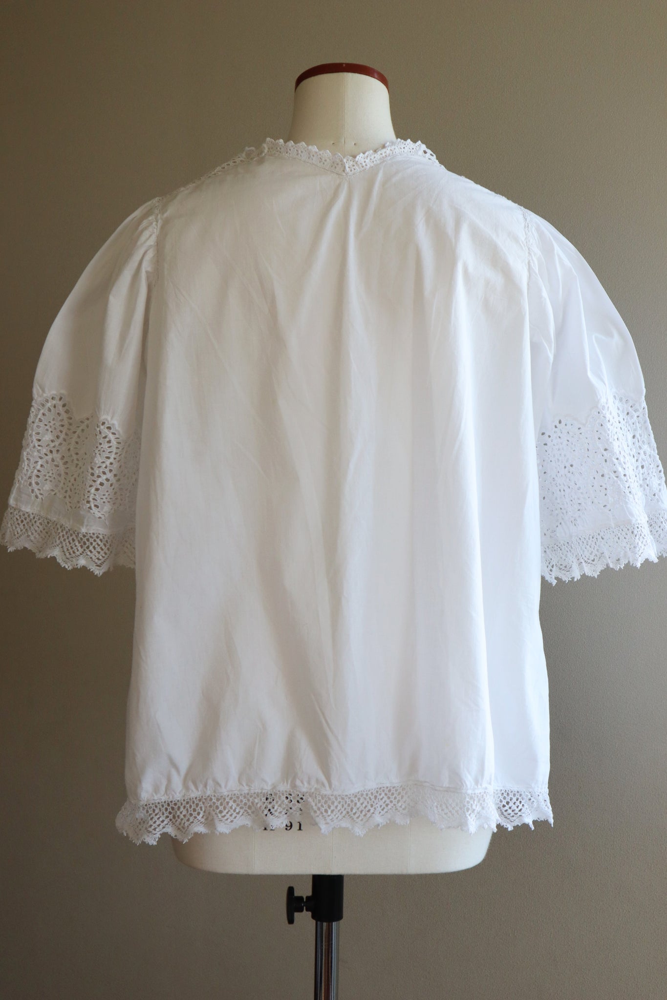 1900s Edwardian Leaf Cutout Lace White Cotton Bed Jacket