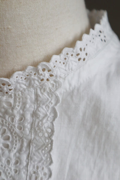 1900s Beautiful Embroidery Sleeveless Blouse