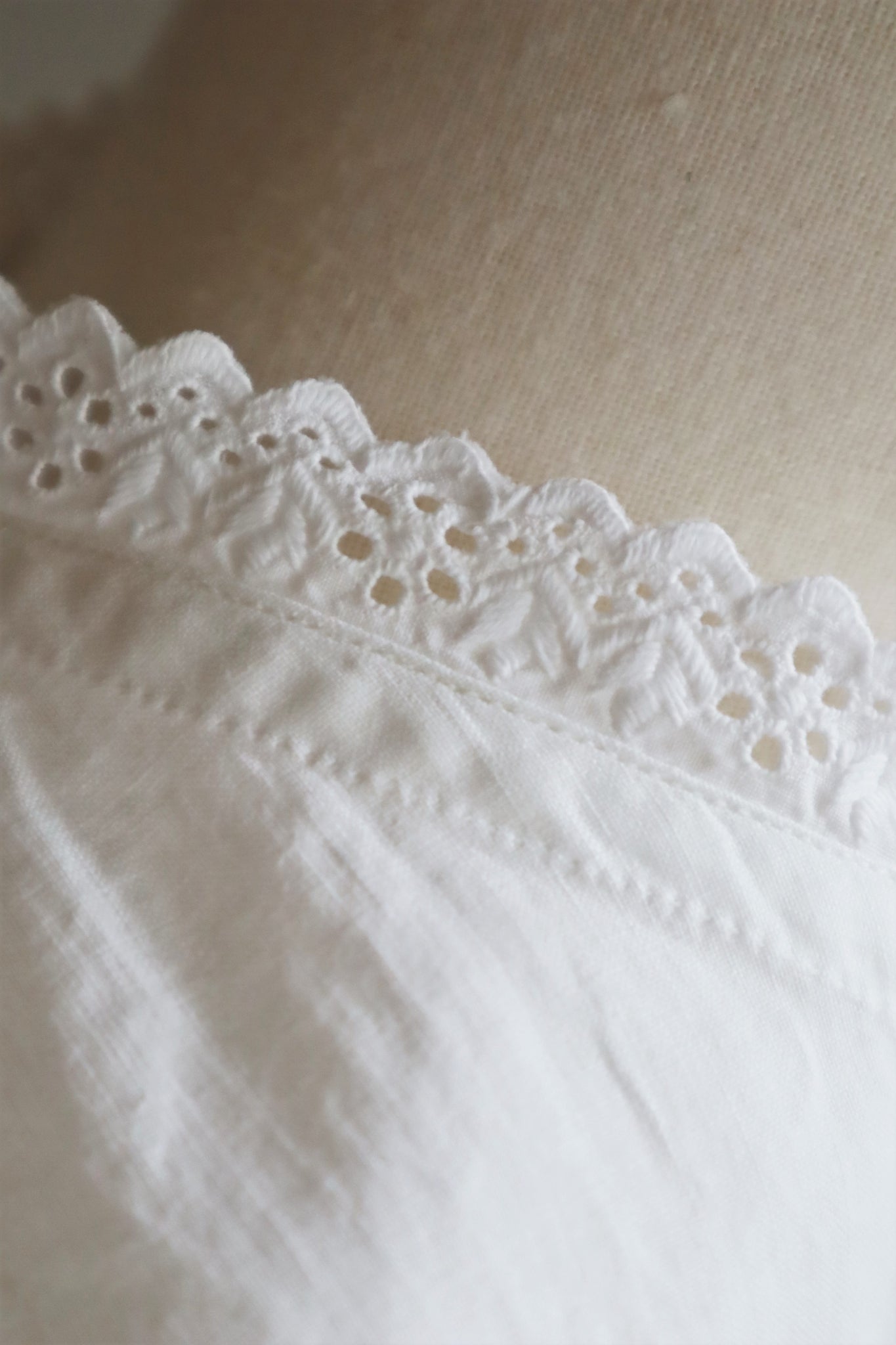 1900s Beautiful Embroidery Sleeveless Blouse
