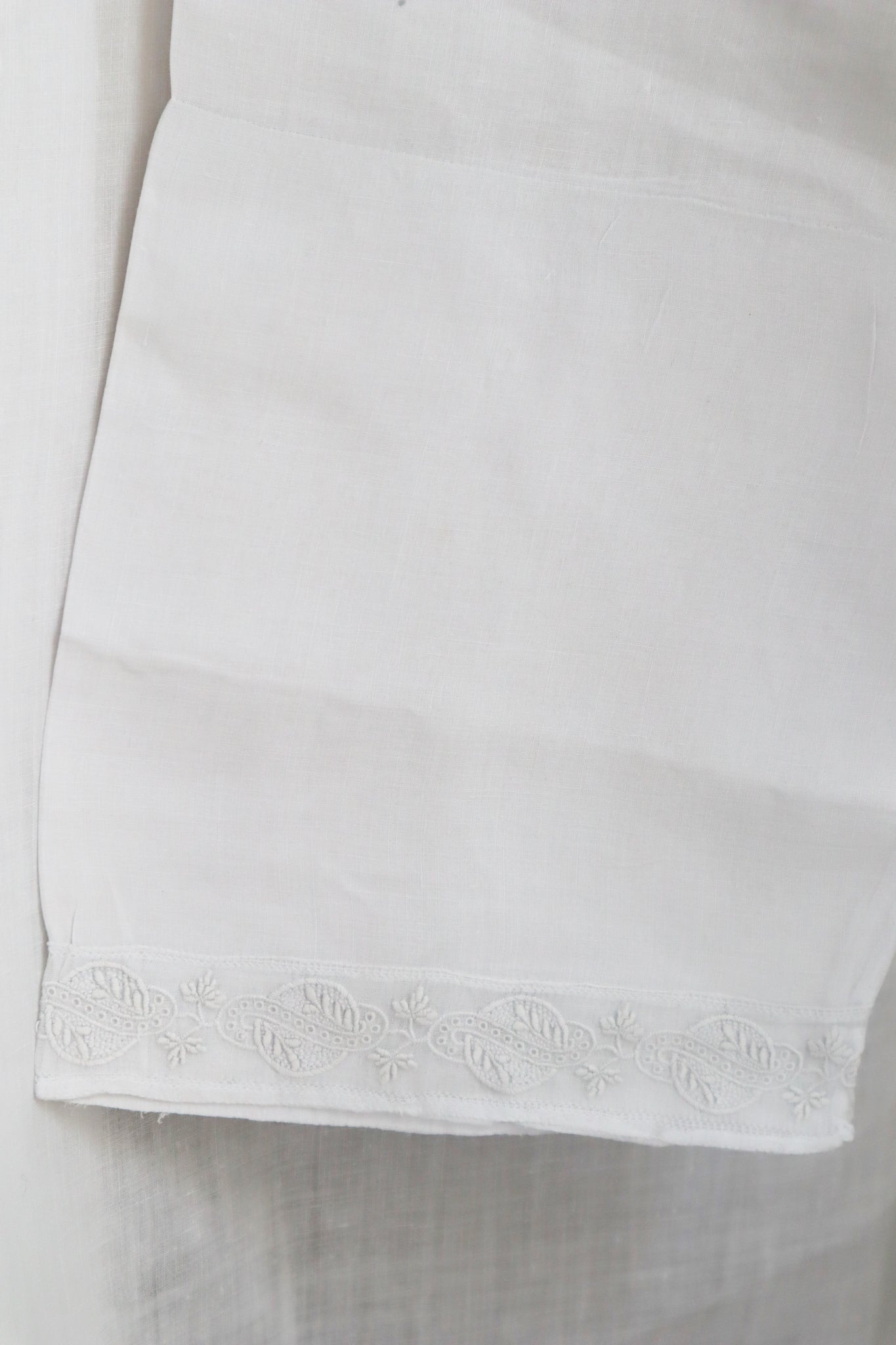 1900s Hand-Embroidered Cuffs Around The Neck Design White Linen Gauze Church Smock