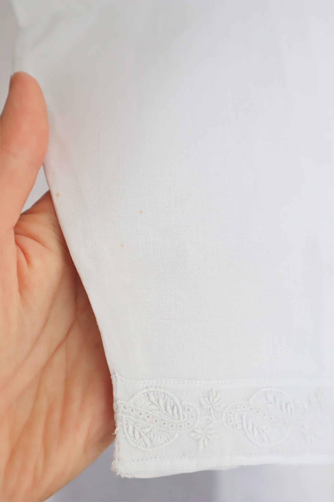 1900s Hand-Embroidered Cuffs Around The Neck Design White Linen Gauze Church Smock