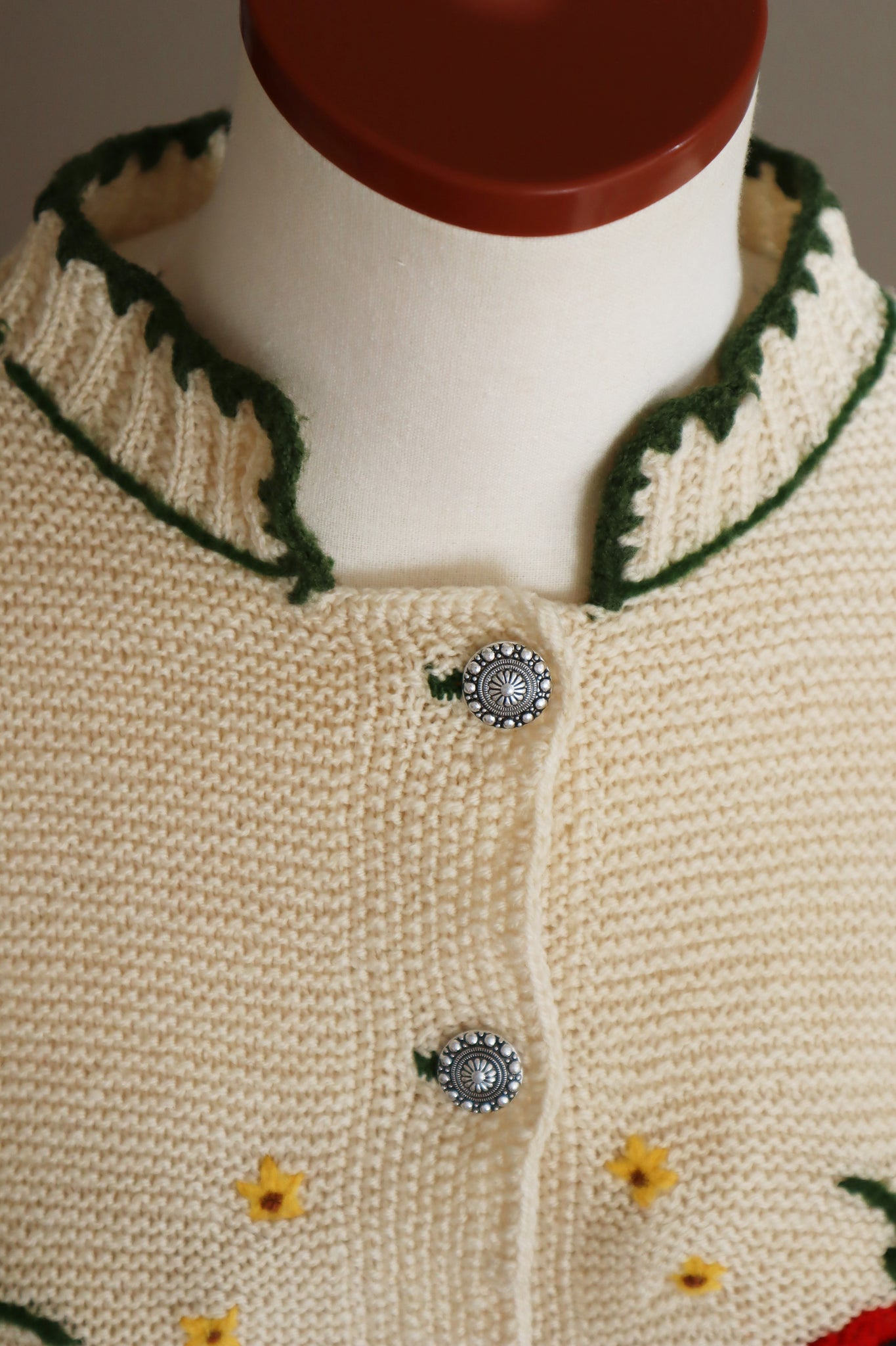 70s Austrian Hand knit Cardigan Embroidered Flowers Cream Beige M～L
