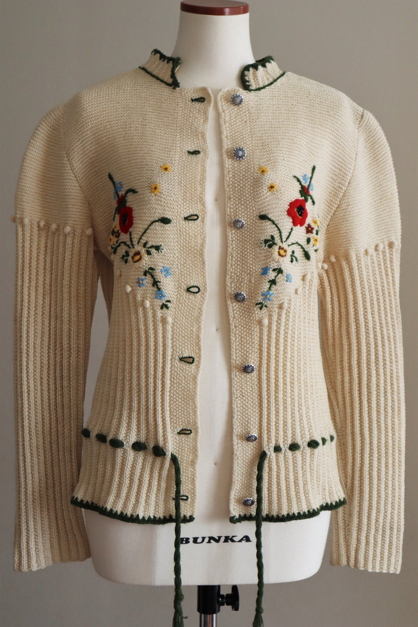 70s Austrian Hand knit Cardigan Embroidered Flowers Cream Beige M～L