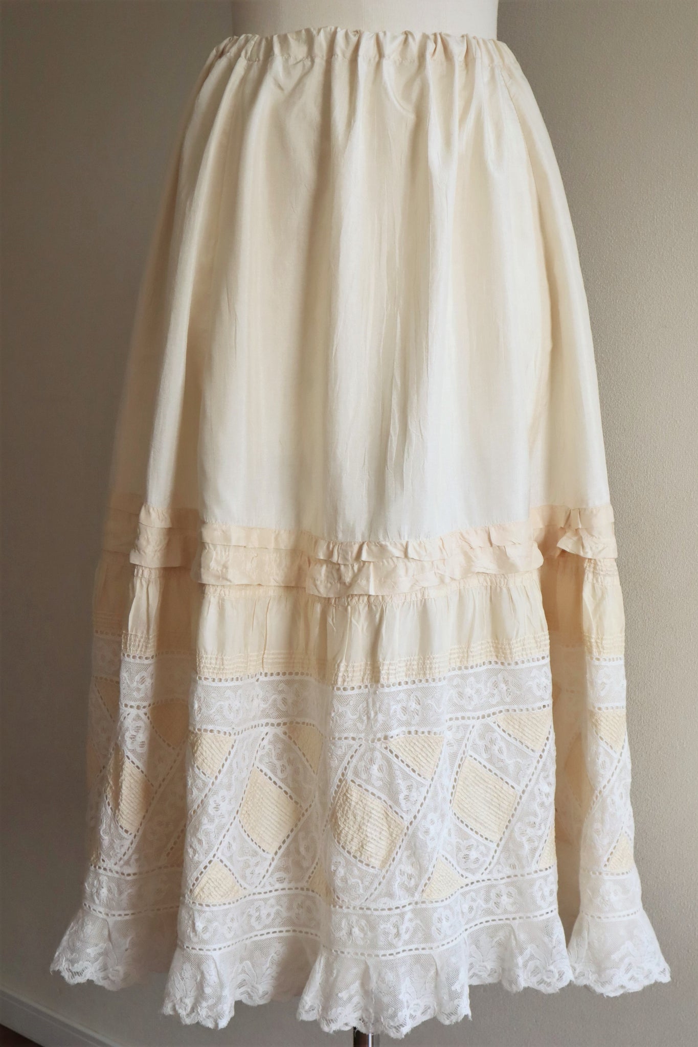 1900s British Flapping Lace Lovely Skirt
