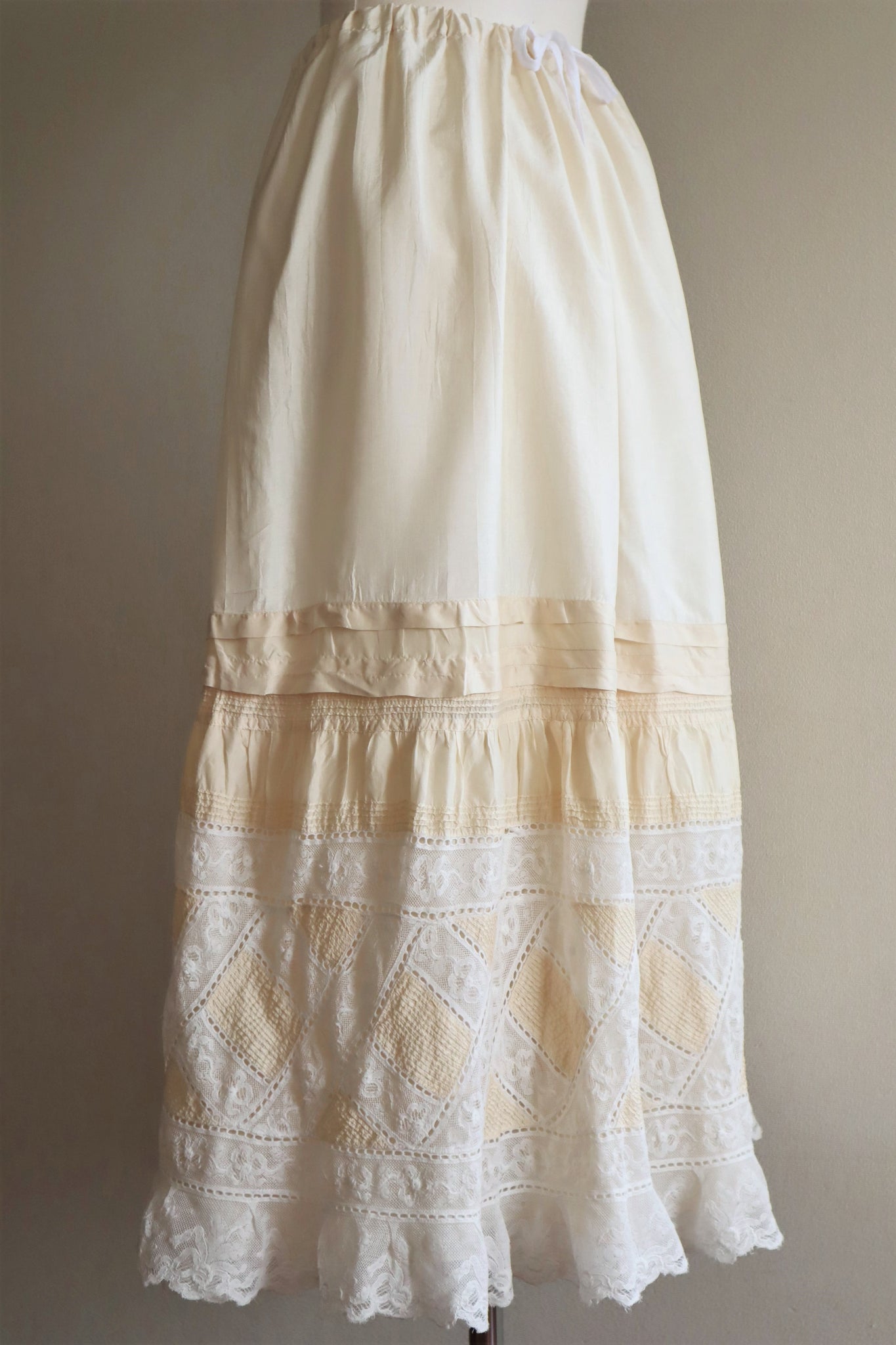 1900s British Flapping Lace Lovely Skirt