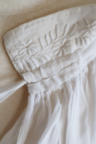 1900s White Linen Gauze Church Smock Hand-Embroidered Flowers Around The Neck And Shoulders
