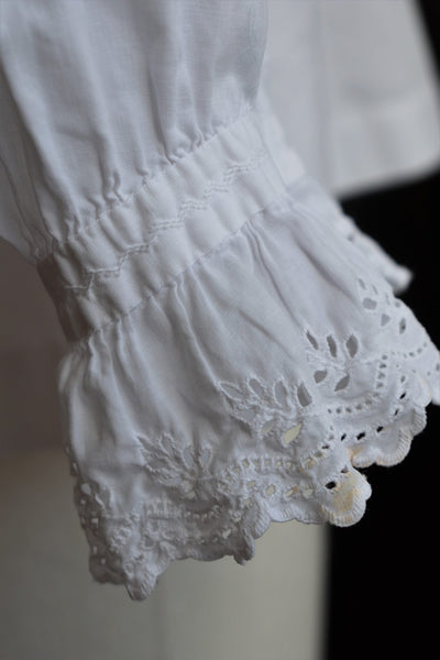 1900s French Edwardian Blouse Pleat Detail Cutwork Leaf Design Ruffle Collar