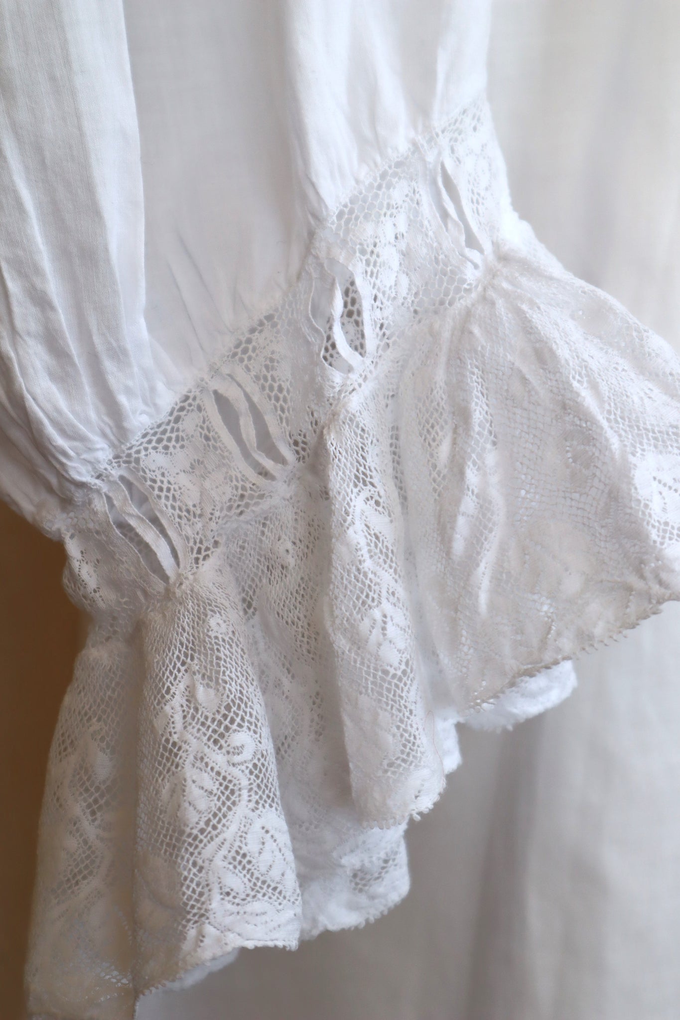 1900s All Hand Sewn Fluffy Lace Collar Dress