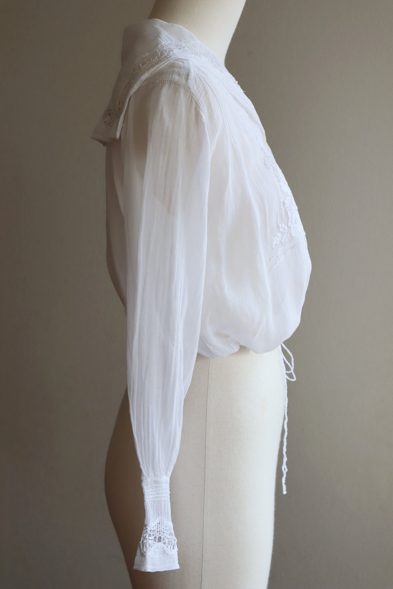 1910s White Embroidered Muslin Cotton Blouse
