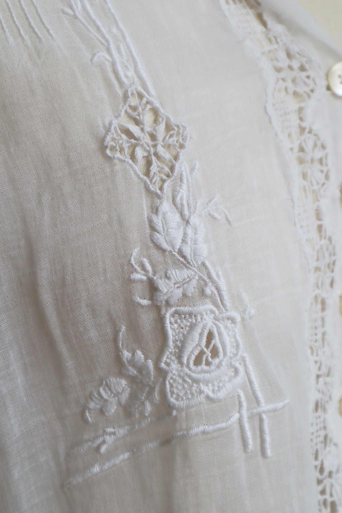1910s White Embroidered Muslin Cotton Blouse