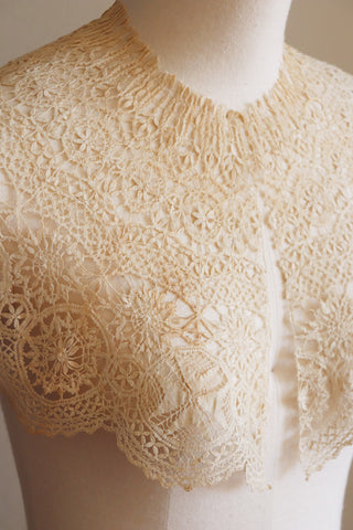 An Antique Cotton Maltese Lace Collar In Ecru