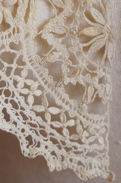 An Antique Cotton Maltese Lace Collar In Ecru