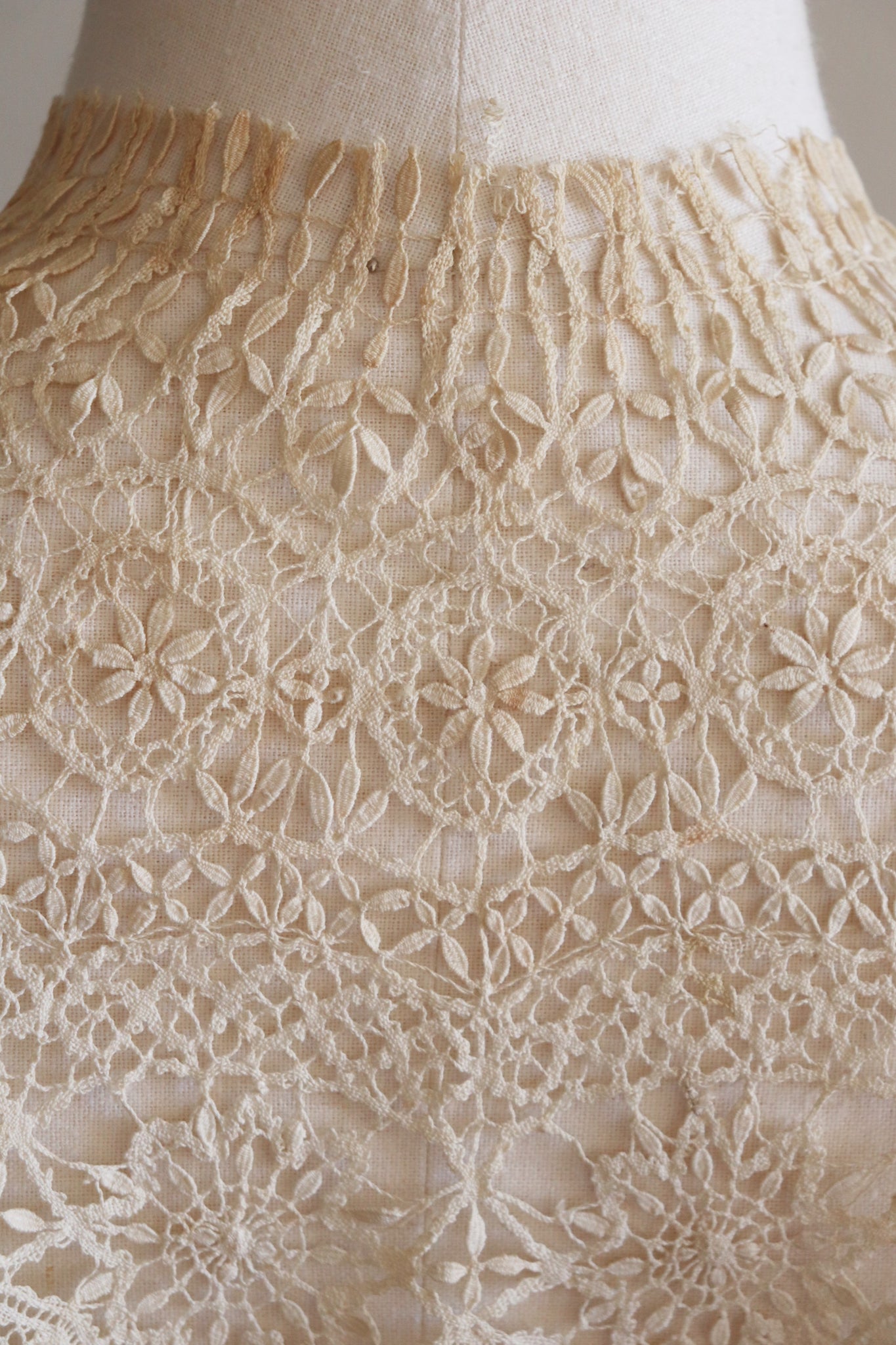 An Antique Cotton Maltese Lace Collar In Ecru
