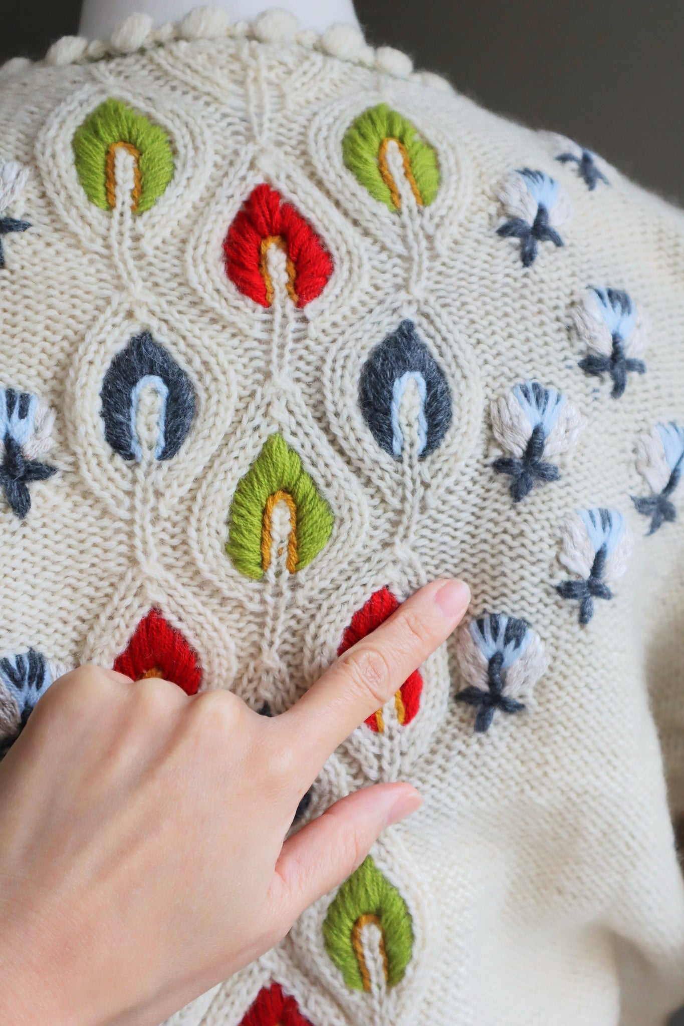 80s Beautiful Leaf Embroidery Bavarian Cardigan